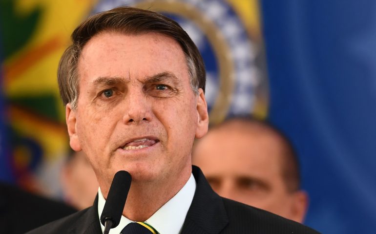 Brazil's President Jair Bolsonaro delivers a press conference in Brasilia, Brazil, on April 24, 2020. - Brazilian Minister of Justice and Public Security, Sergio Moro, announce his resignation on Friday after Brazilian President Jair Bolsonaro dismissed the head of the Brazilian Federal Police, according to sources close to the popular former anti-corruption judge. (Photo by EVARISTO SA / AFP)
